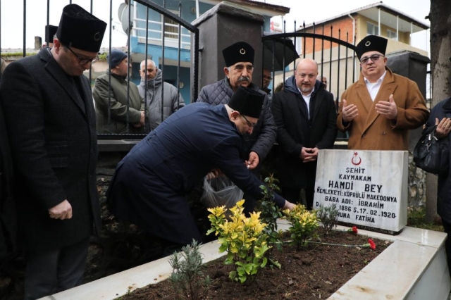 1046492070EDREMIT BELEDIYE BASKANI MEHMET ERTAS SEHIT KAYMAKAMI MEZARI 1046492070EDREMIT BELEDIYE BASKANI MEHMET ERTAS SEHIT KAYMAKAMI MEZARI 1024x682 |