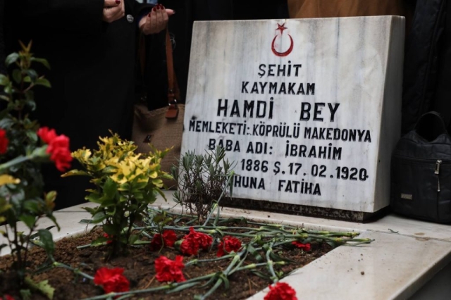 1046492101EDREMIT BELEDIYE BASKANI MEHMET ERTAS SEHIT KAYMAKAMI MEZARI 1046492101EDREMIT BELEDIYE BASKANI MEHMET ERTAS SEHIT KAYMAKAMI MEZARI 1024x682 |