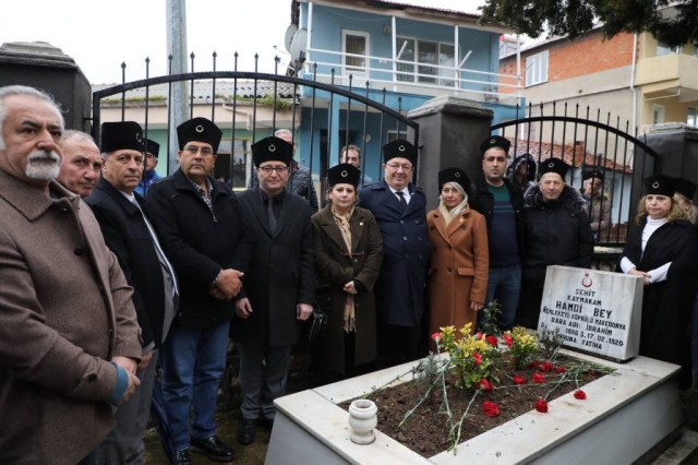 1046492179EDREMIT BELEDIYE BASKANI MEHMET ERTAS SEHIT KAYMAKAMI MEZARI 1046492179EDREMIT BELEDIYE BASKANI MEHMET ERTAS SEHIT KAYMAKAMI MEZARI 1024x682 |