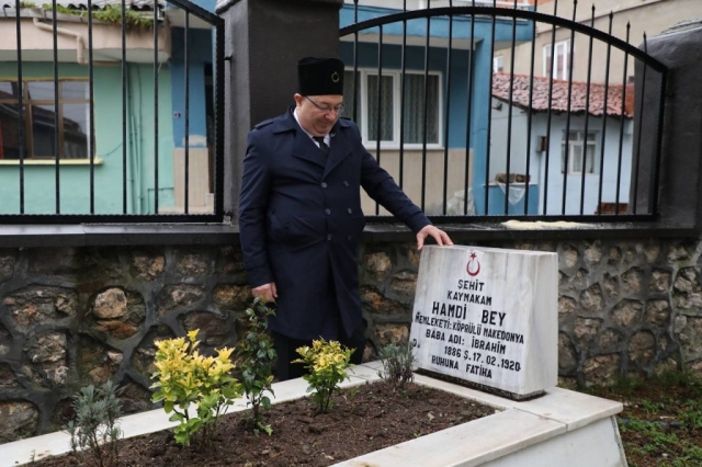 1046492398EDREMIT BELEDIYE BASKANI MEHMET ERTAS SEHIT KAYMAKAMI MEZARI 1046492398EDREMIT BELEDIYE BASKANI MEHMET ERTAS SEHIT KAYMAKAMI MEZARI 1024x682 |