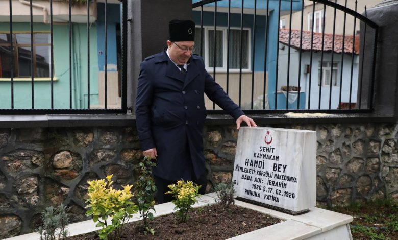 Edremit Belediye Başkanı Mehmet Ertaş Şehit Kaymakamı mezarı başında andı 1 1046492398EDREMIT BELEDIYE BASKANI MEHMET ERTAS SEHIT KAYMAKAMI MEZARI |