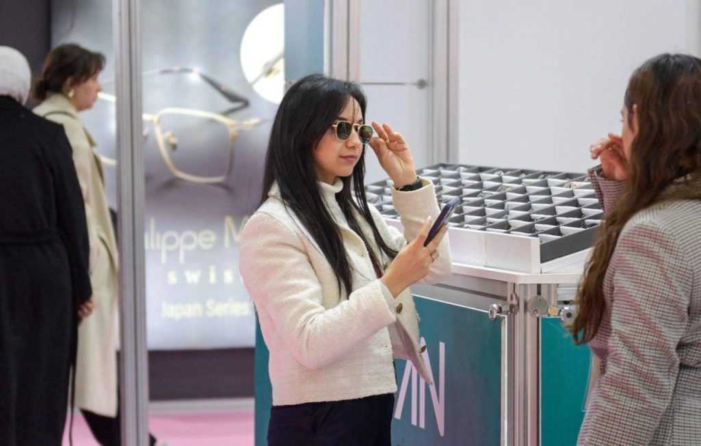 2025in modasi kemik ve renkli gozlukler 6aea5c01cbd4 |