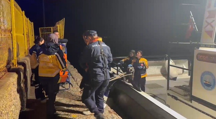 Bozcaada’da rahatsızlanan vatandaşlar Sahil Güvenlik ekiplerince tahliye edildi 1 AW385019 02 |