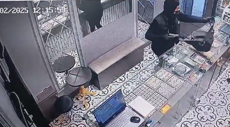 altin dolu canta son anda dolaba takildi soyguncu kisa surede yakalandi 0f1771496a15 |