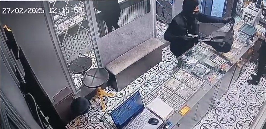 altin dolu canta son anda dolaba takildi soyguncu kisa surede yakalandi 0f1771496a15 |