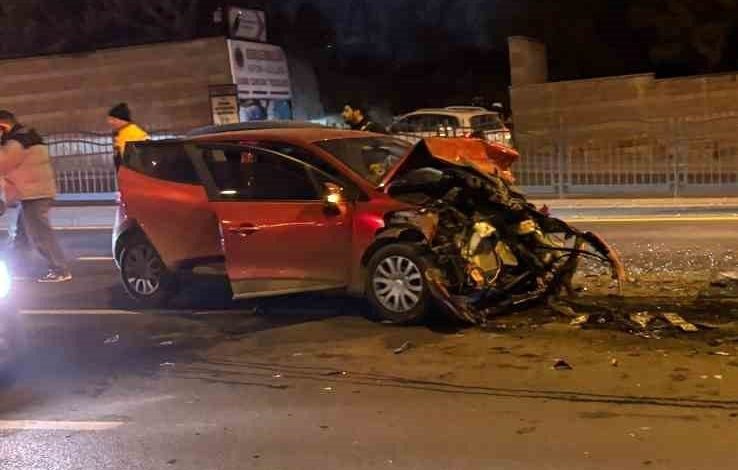 Ankara’da makas atarak ilerleyen araç 4 otomobile çarptı 1 ankarada makas atarak ilerleyen arac 4 otomobile carpti 502a58a0881d |
