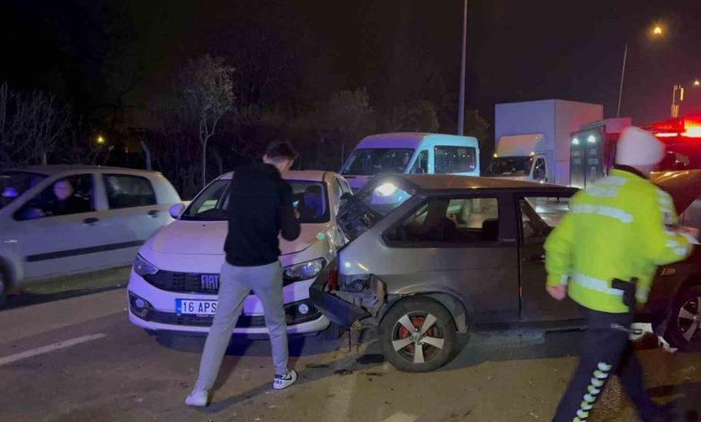 aracinin direksiyon hakimiyetini kaybetti onundeki 3 otomobile carparak durabildi 037f39eb7a74 |