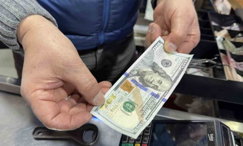 arnavutkoyde bir sahis sahte dolarla alisveris yapip para ustu aldi b7755fa88ea6 |