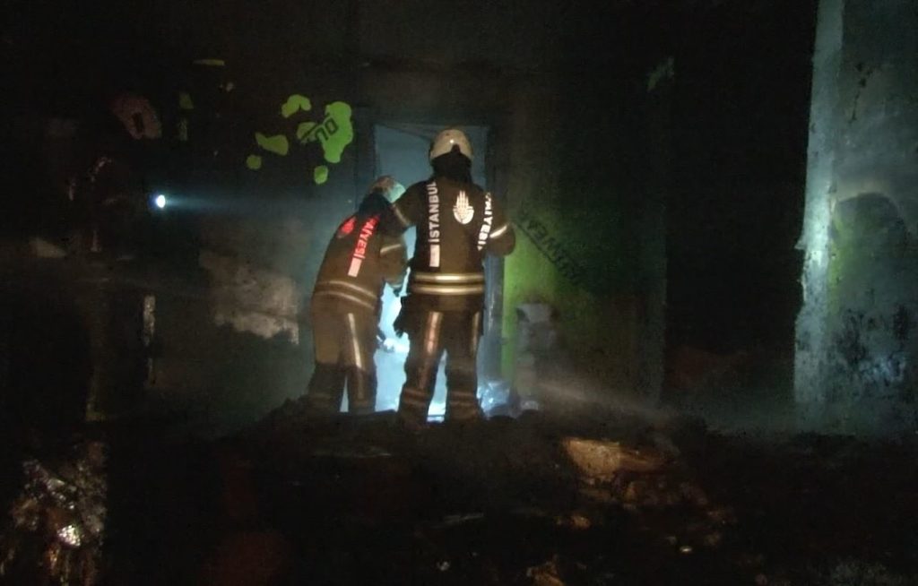 arnavutkoyde fabrika deposu alev alev yandi 4f390e54e9d4 |