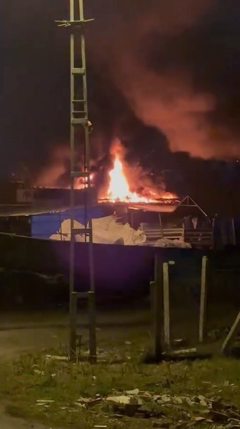 arnavutkoyde fabrika yangini 2d74b23d5080 |