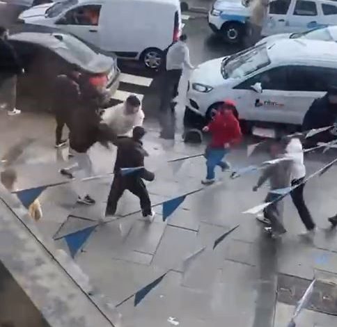 Arnavutköy’de gençlerin tekmeli yumruklu kavgası kamerada 1 arnavutkoyde genclerin tekmeli yumruklu kavgasi kamerada ec35f206d1f4 |