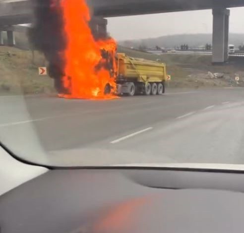Arnavutköy’de hafriyat kamyonu alev alev yandı 1 arnavutkoyde hafriyat kamyonu alev alev yandi 89407778e10a |