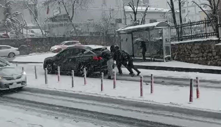 arnavutkoyde kar yagisinda araclar yolda kaldi kazalar meydana geldi a2a04e6d6144 |
