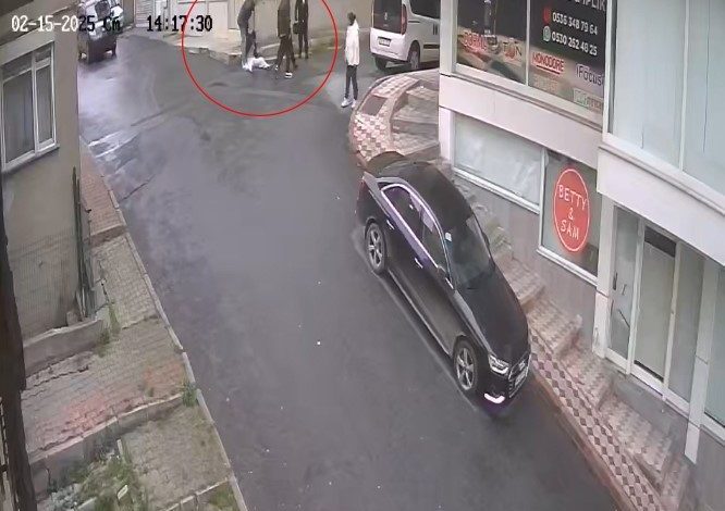 arnavutkoydeki acimasiz dayak kamerada kaskla kafasina vurup yerde tekmelediler 28d23cb9290a |