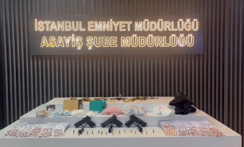 Avcılar’da kuyumcu soyan şahıslara yapılan baskında evden uyuşturucu çıktı 1 avcilarda kuyumcu soyan sahislara yapilan baskinda evden uyusturucu cikti 2161e1704cb5 |