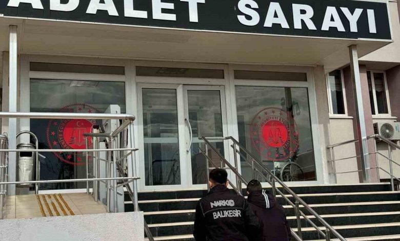 ayvalikta 16 bucuk yil kesinlesmis hapis cezasi olan uyusturucu saticisi yakalandi a5ff45a70417 |