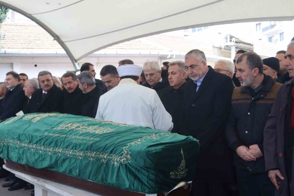 bakan isikhanin ablasi son yolculuguna ugurlandi 390badf21202 |