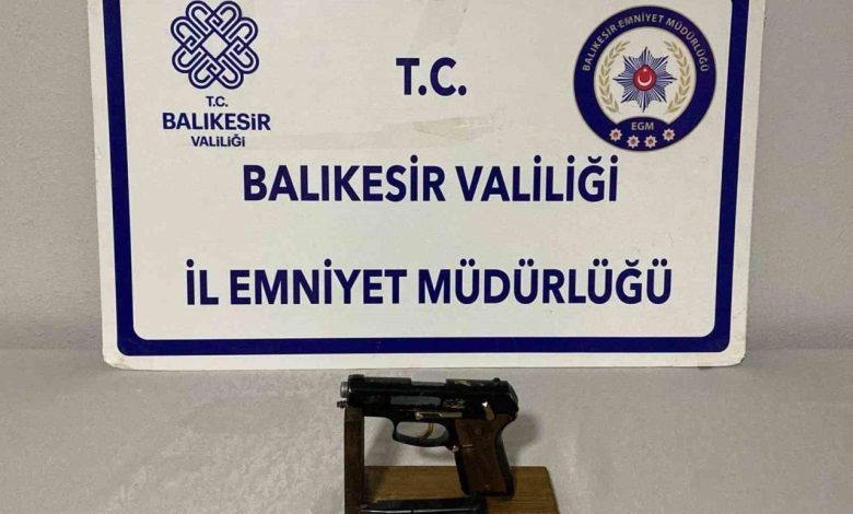 balikesirde chp aracina silahli saldiri olayin faili bc saldirida kullandigi ruhsatsiz tabancayla yakalanarak gozaltina alindi 366629504062 |