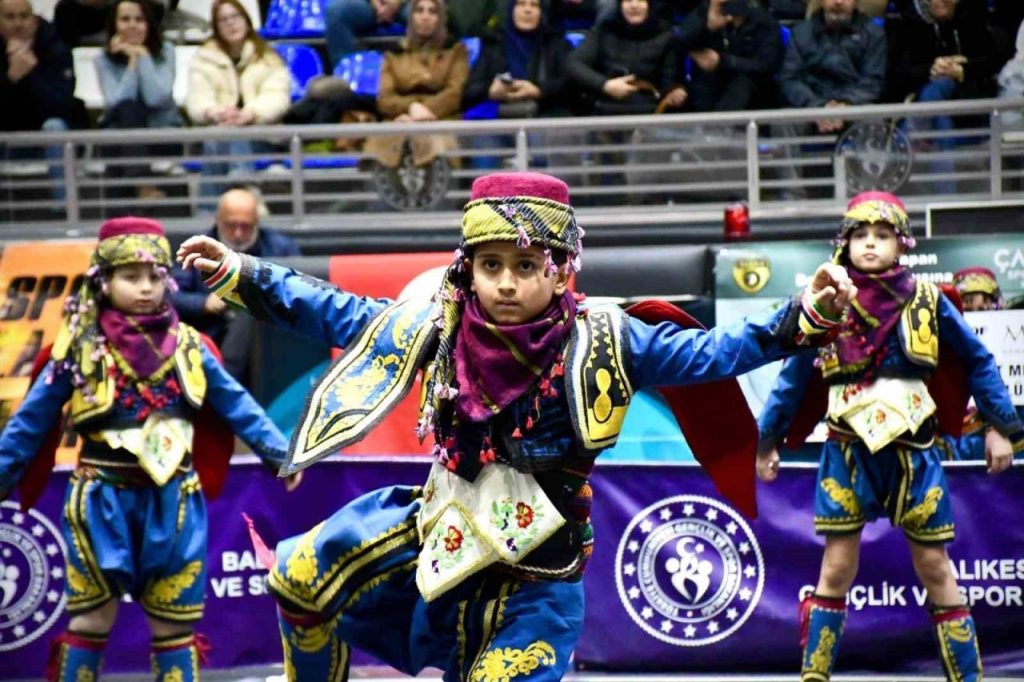 balikesirde halk oyunlari yarismasi yapildi 3e1a3dc9d030 |