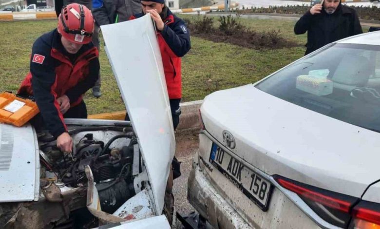 balikesirde isiklarda carpisan araclarda hasar olustu 639dfdcac89b |