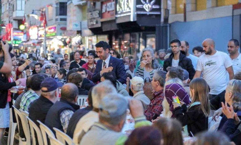 Bayraklı’da vatandaşlar belediyenin iftar sofralarında buluşacak 1 bayraklida vatandaslar belediyenin iftar sofralarinda bulusacak 3cce45337689 |