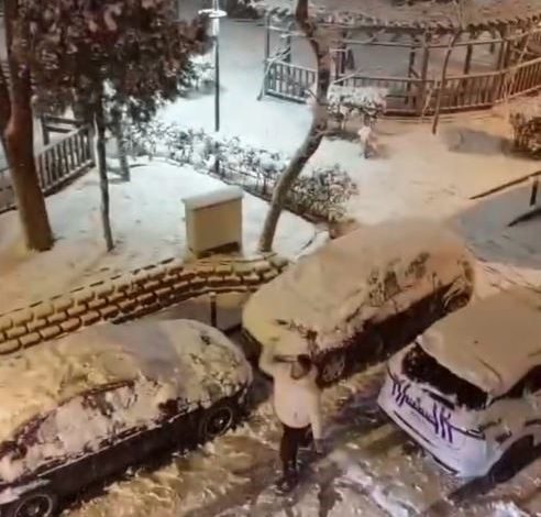 bayrampasada polis ile vatandasin kartopu eglencesi kamerada a2e21056036d |