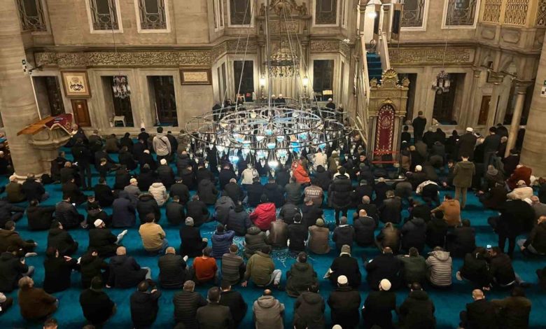 Berat Kandili’nde vatandaşlar Eyüpsultan Camii’ne akın etti 1 berat kandilinde vatandaslar eyupsultan camiine akin etti f395cb3f9af8 |