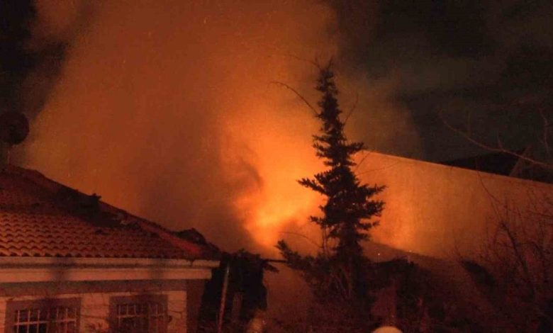 Beşiktaş’ta 3 katlı 2 ahşap bina alev alev yandı 1 besiktasta 3 katli 2 ahsap bina alev alev yandi d84944beff49 |