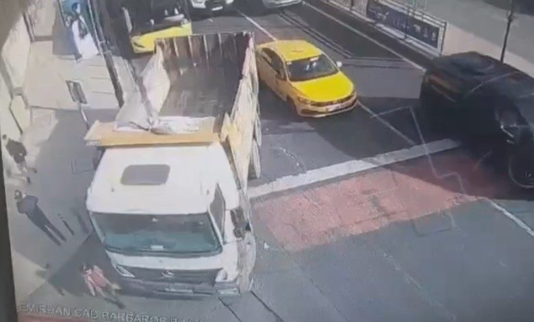 Beşiktaş’ta kadının hafriyat kamyonun altında kaldığı anlar kamerada 1 besiktasta kadinin hafriyat kamyonun altinda kaldigi anlar kamerada 35b08462a8db |