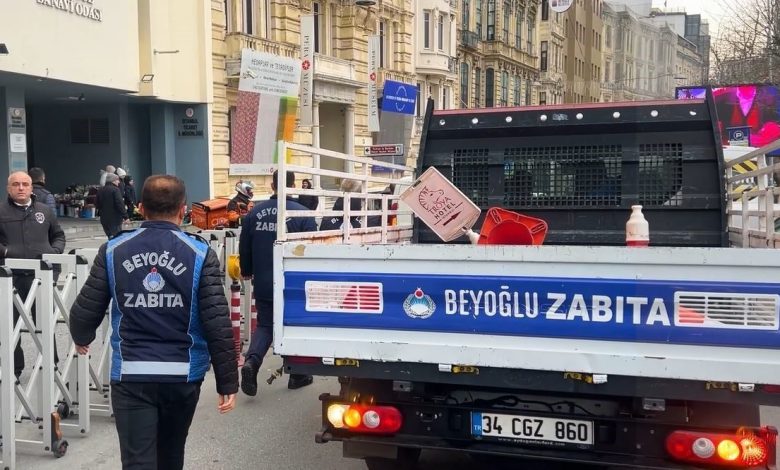 beyoglunda zabita ekiplerinden duba operasyonu ca715dd3efd3 |