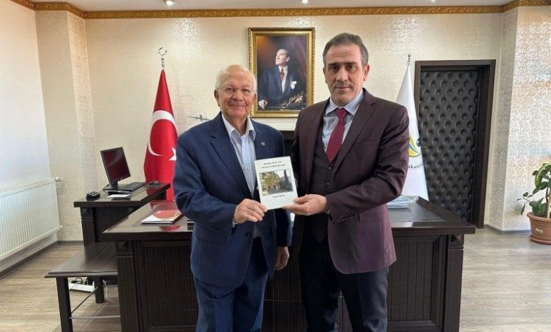 burhaniyede yazar yucel aras son kitabini kaymakam memise takdim etti 60c022c7848f |