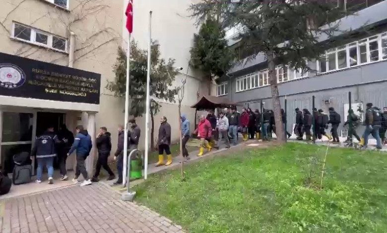 Bursa’da kaçak göçmen operasyonu: 47 göçmen yakalandı, 4 şüpheli gözaltına alındı 1 bursada kacak gocmen operasyonu 47 gocmen yakalandi 4 supheli gozaltina alindi 45e27ef7bea2 |