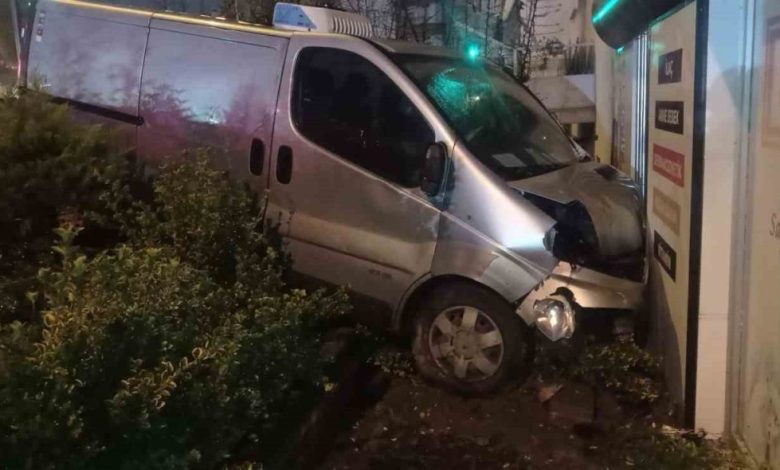 bursada kaza yapan aracin eczane bahcesine dustugu anlar kamerada 2bac91b2afe5 |