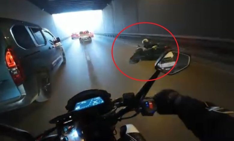 Bursa’da şerit değiştiren otomobile çarpan motosikletli böyle savruldu 1 bursada serit degistiren otomobile carpan motosikletli boyle savruldu a0812de01c12 |