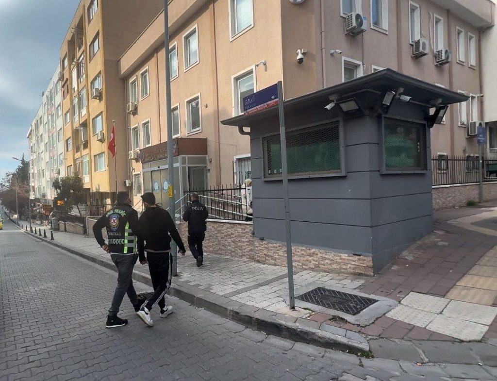 canakkalede motosikletiyle tehlikeli hareketler yapip sosyal medya hesabinda paylasan surucuye 14 bin 69 lira ceza 8d6416c27f95 |