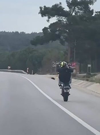 Çanakkale’de tek teker üzerinde giden motosikletliye 13 bin 420 lira para cezası 1 canakkalede tek teker uzerinde giden motosikletliye 13 bin 420 lira para cezasi d2342462a041 |