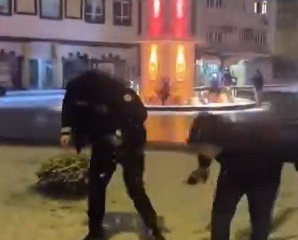 cocuklar devriye gezen polis ekiplerini kartopu yagmuruna tuttu 09430f117693 |