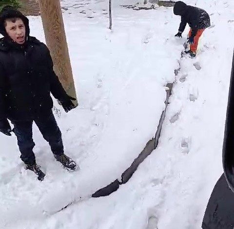 Çocuklar kar küreme aracının yolunu kesti 1 cocuklar kar kureme aracinin yolunu kesti b7b70fb3134c |