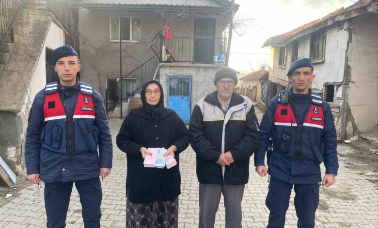Dolandırıcılara kaptırdığı 181 bin lirasını jandarma kurtardı 1 dolandiricilara kaptirdigi 181 bin lirasini jandarma kurtardi efbda81 |