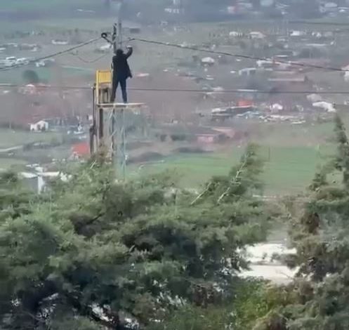 elektrik tellerinin arizali oldugunu dusunerek forkliftle tirmandigi direkte onarim yapmaya calisti ebc3bfee7af1 |