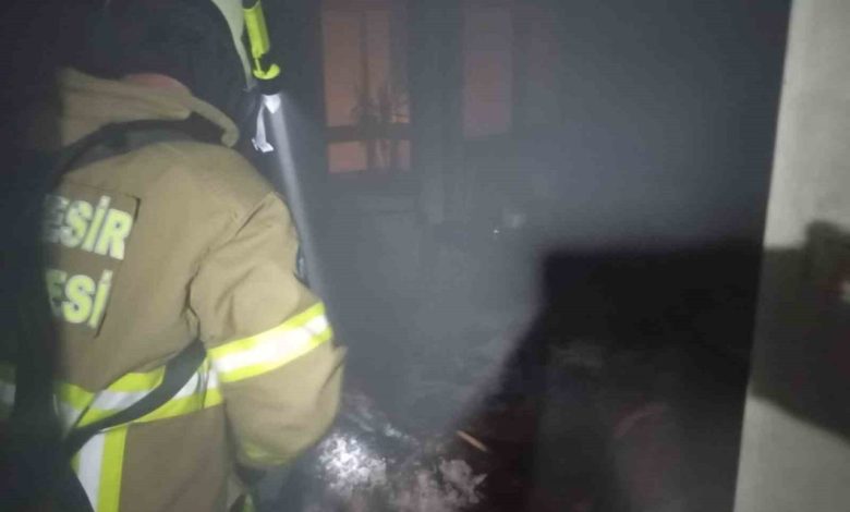 erdekte cakmak gazi yangina neden oldu alevlerin arasinda kalan kedi kurtarildi 81db7ca2451e |