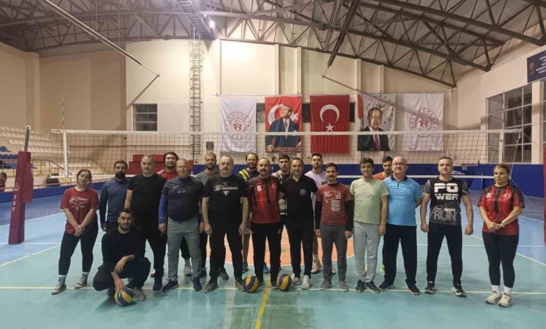 Erdek’te kurumlar arası voleybol turnuvası başladı 1 erdekte kurumlar arasi voleybol turnuvasi basladi 5788c8e7f5e3 |