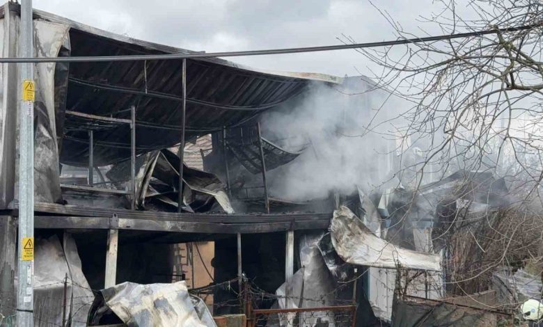 Eyüpsultan’da inşaat işçilerinin konakladığı konteynırlar alev alev yandı 1 eyupsultanda insaat iscilerinin konakladigi konteynirlar alev alev yandi 654b50b51f5d |