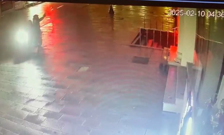 Fatih’te 80 bin dolar haraç alamadıkları kuyumcuyu kurşunlayan motosikletli şüpheliler kamerada 1 fatihte 80 bin dolar harac alamadiklari kuyumcuyu kursunlayan motosikletli supheliler kamerada 9d71dc6c4000 |