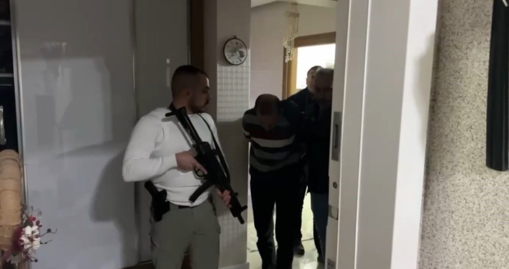 fetoden 12 yil 6 ay hapis cezasiyla araniyordufirari astsubay sahte kimlikle yakalandi 85d91baf3555 |