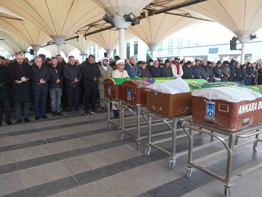 gecekondu yangininda olen yasli kadin son yolculuguna ugurlandi b1e817873022 |