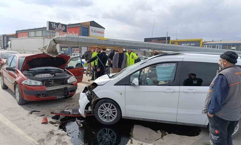 Hafif ticari araç kırmızı ışıkta bekleyen otomobile çarptı 1 hafif ticari arac kirmizi isikta bekleyen otomobile carpti be2f7d308336 |