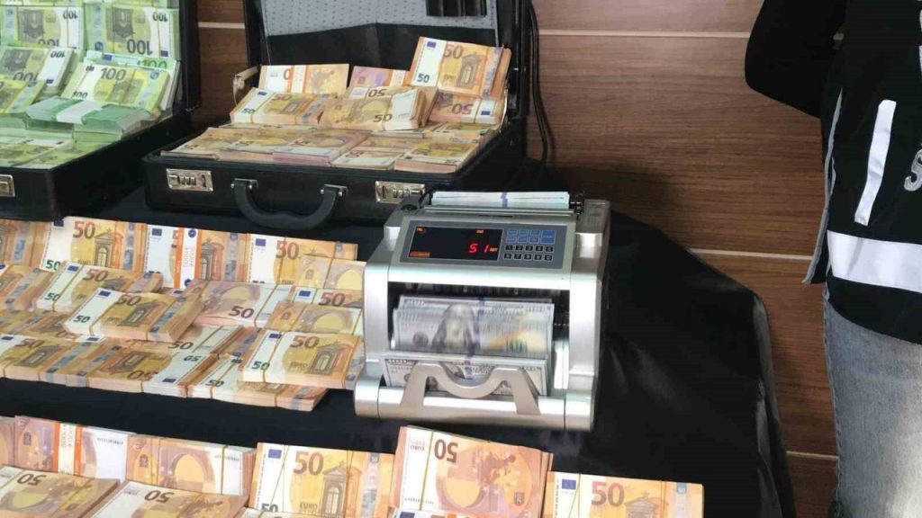 istanbul merkezli 3 ilde buyuk sahte para operasyonu milyonlarca sahte dolar ve avro ele gecirildi d396a7a7160a |