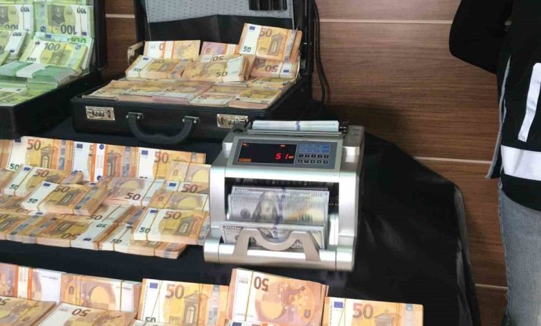 İstanbul merkezli 3 ilde büyük sahte para operasyonu: Milyonlarca sahte dolar ve avro ele geçirildi 1 istanbul merkezli 3 ilde buyuk sahte para operasyonu milyonlarca sahte dolar ve avro ele gecirildi d396a7a7160a |
