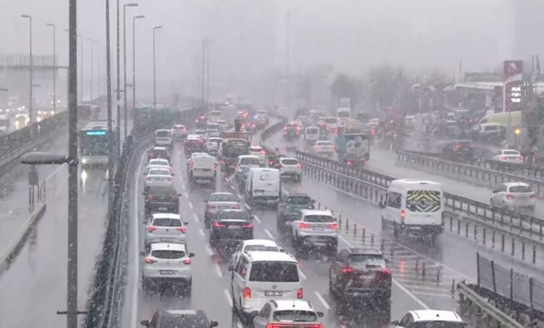 İstanbul’da kar yağışı etkisini artırdı, trafik durma noktasına geldi 1 istanbulda kar yagisi etkisini artirdi trafik durma noktasina geldi 7f2a1e646484 |